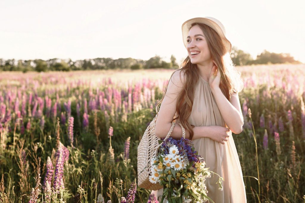 девушка в цветочном поле