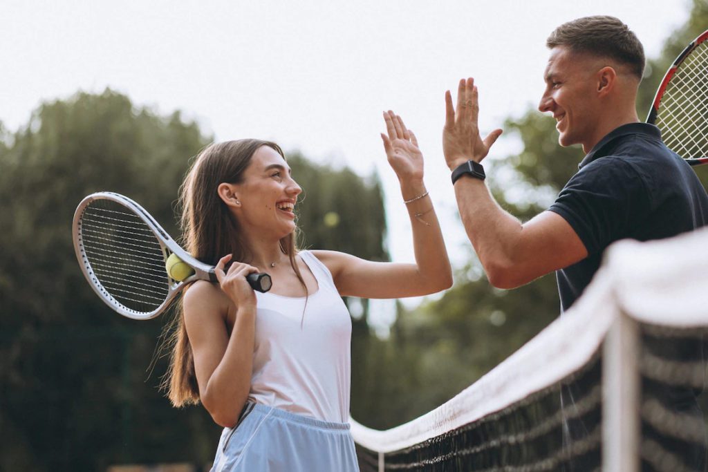 мужчина и женщина играют в теннис