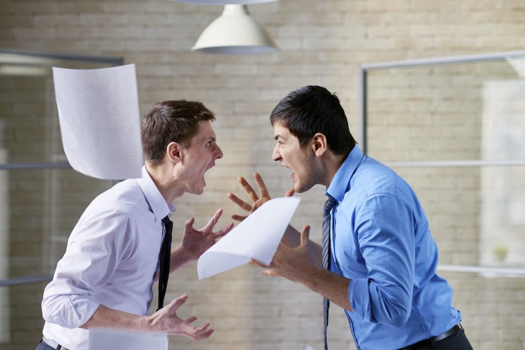конфликт мужчин на работе 