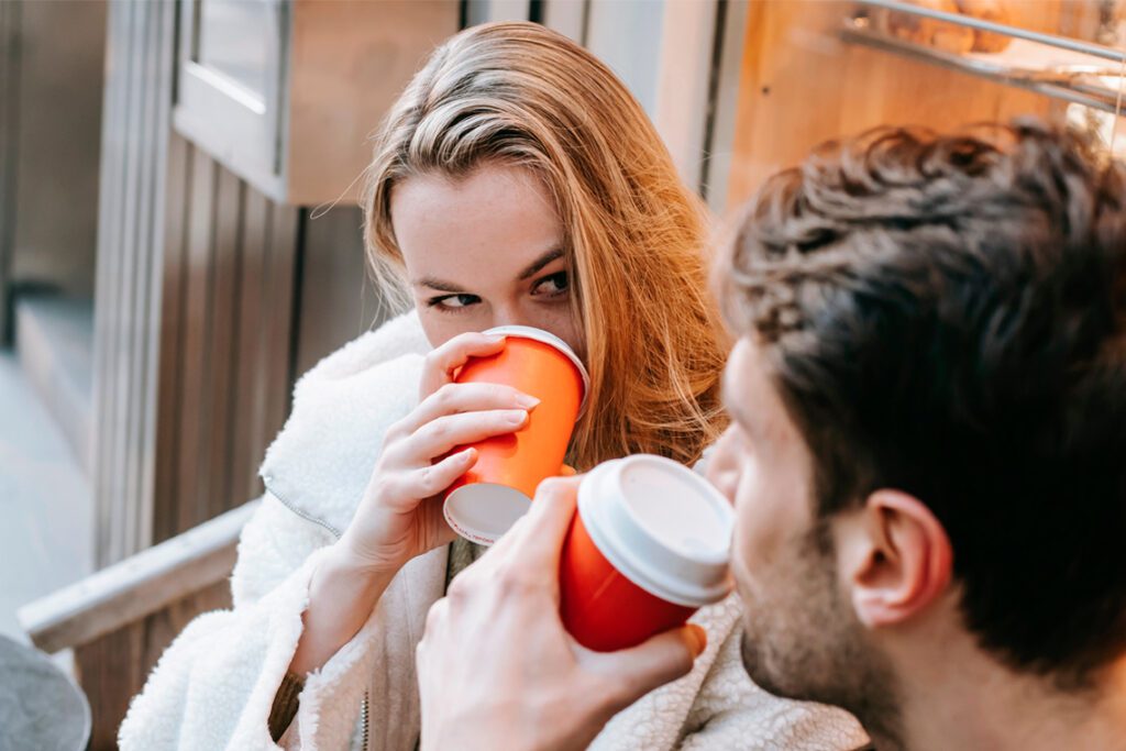 мужчина и женщина пьют кофе