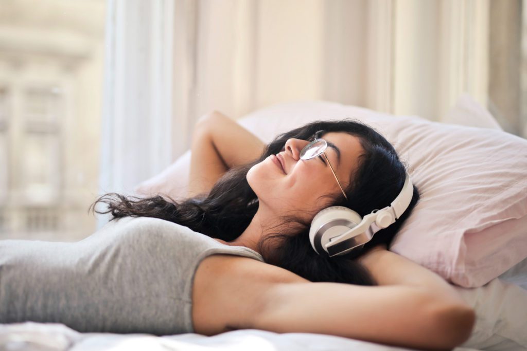 девушка слушает музыку